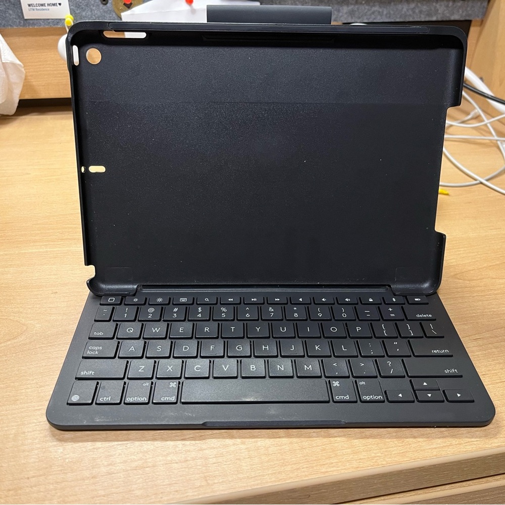 Logitech Slim Folio Keyboard Case for IPad 9th gen